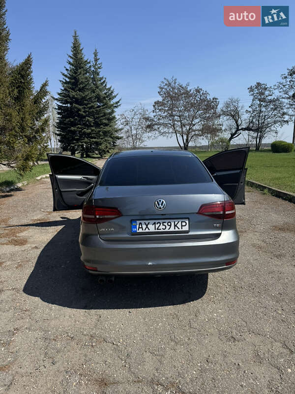 Седан Volkswagen Jetta 2016 в Чугуєві