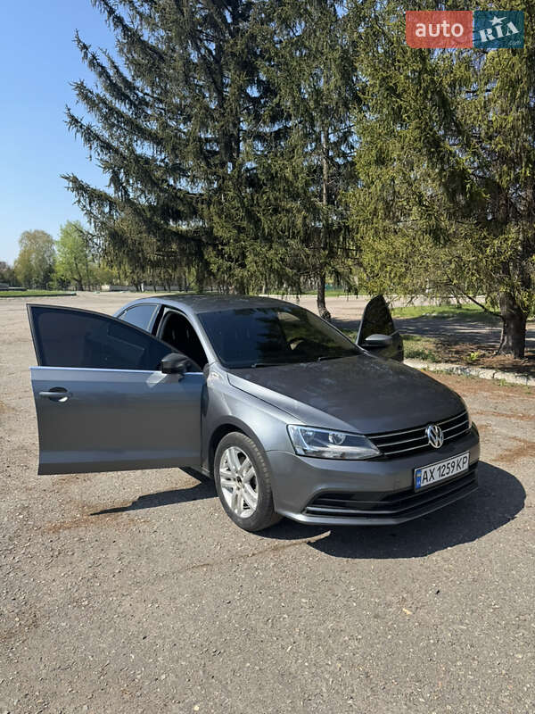 Седан Volkswagen Jetta 2016 в Чугуєві