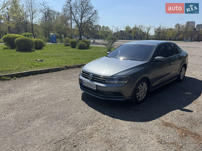 Седан Volkswagen Jetta 2016 в Чугуєві