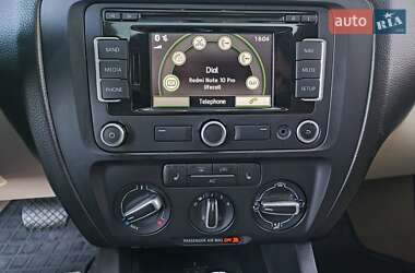 Седан Volkswagen Jetta 2011 в 