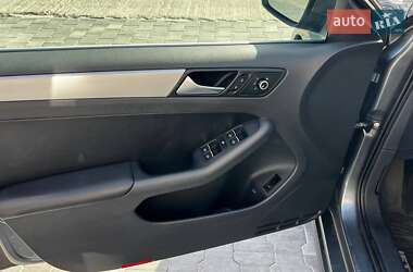Седан Volkswagen Jetta 2012 в 
