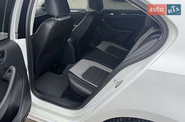 Седан Volkswagen Jetta 2016 в 