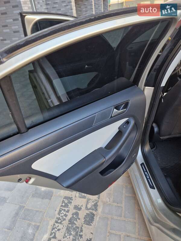 Седан Volkswagen Jetta 2015 в Житомирі