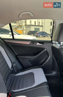 Седан Volkswagen Jetta 2012 в 