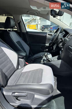 Седан Volkswagen Jetta 2012 в 
