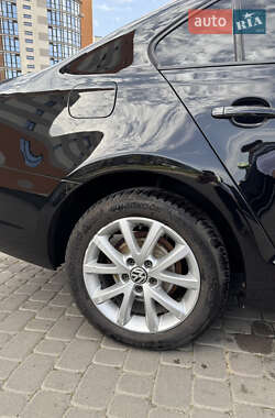 Седан Volkswagen Jetta 2011 в 