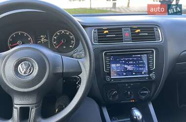 Седан Volkswagen Jetta 2012 в 