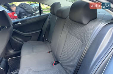 Седан Volkswagen Jetta 2012 в 