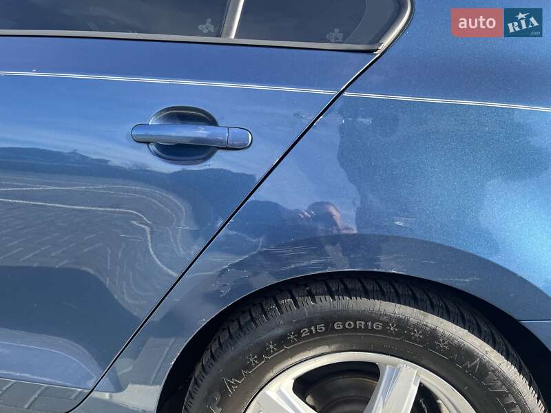 Седан Volkswagen Jetta 2015 в Ужгороді