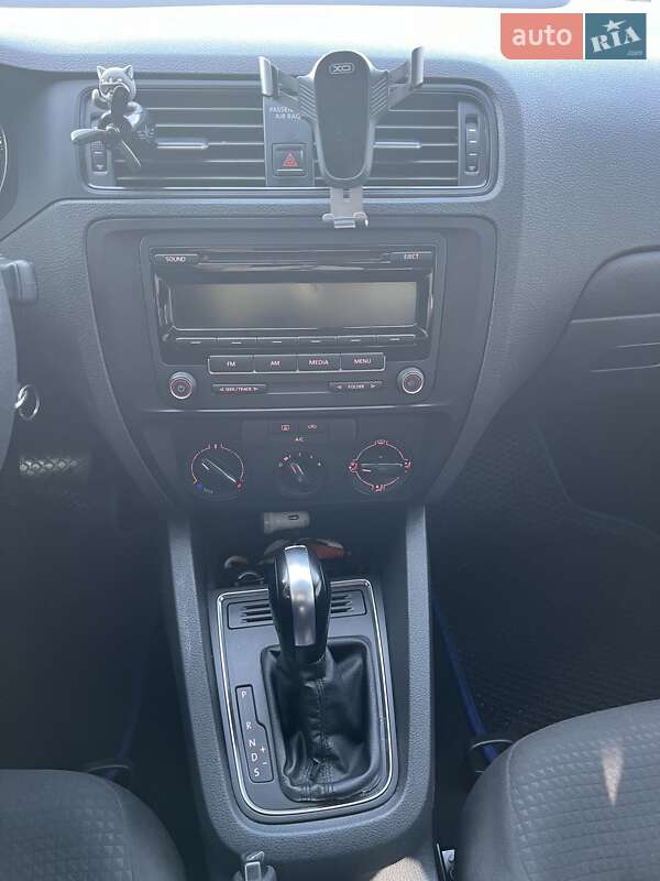 Седан Volkswagen Jetta 2015 в Ужгороді