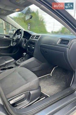 Седан Volkswagen Jetta 2013 в 