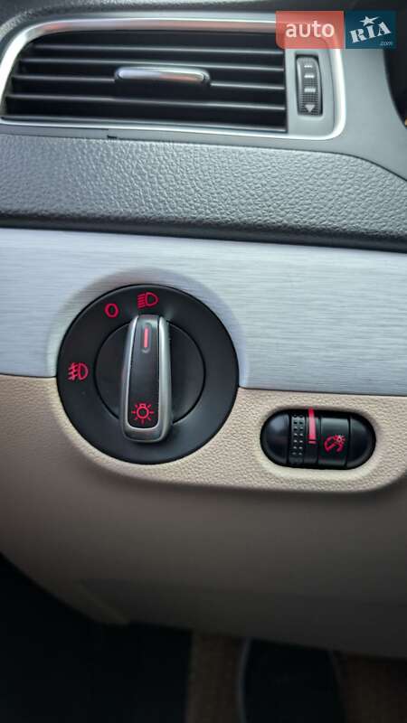 Седан Volkswagen Jetta 2011 в Львове