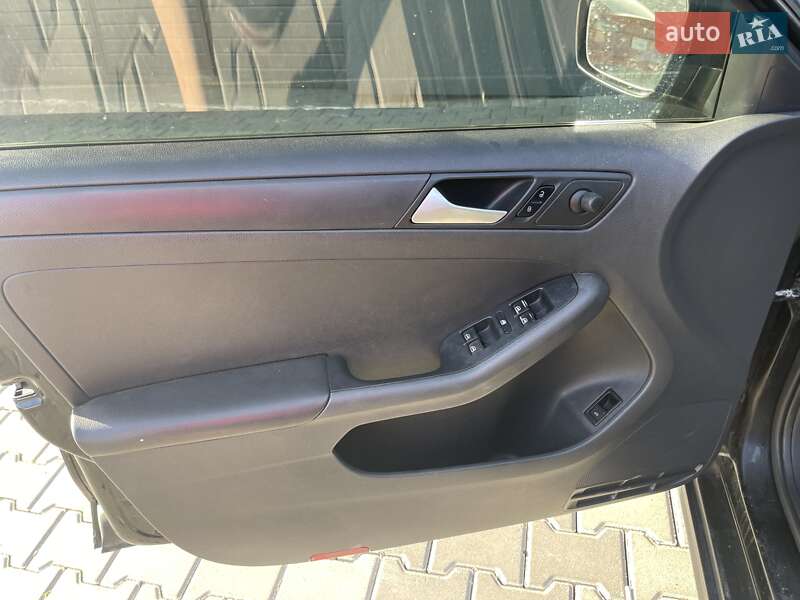 Седан Volkswagen Jetta 2013 в Рівному
