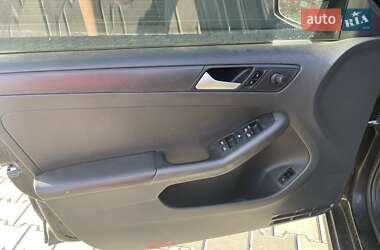 Седан Volkswagen Jetta 2013 в 