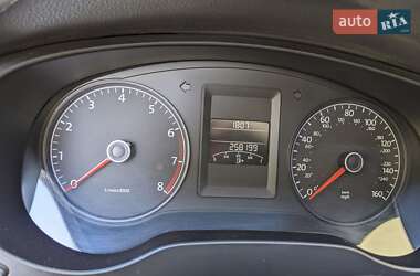 Седан Volkswagen Jetta 2013 в 