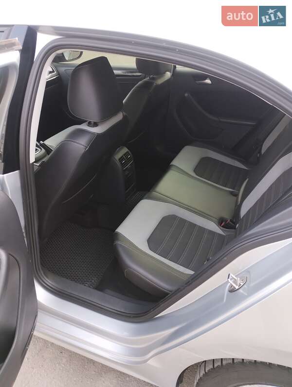 Седан Volkswagen Jetta 2016 в Запоріжжі