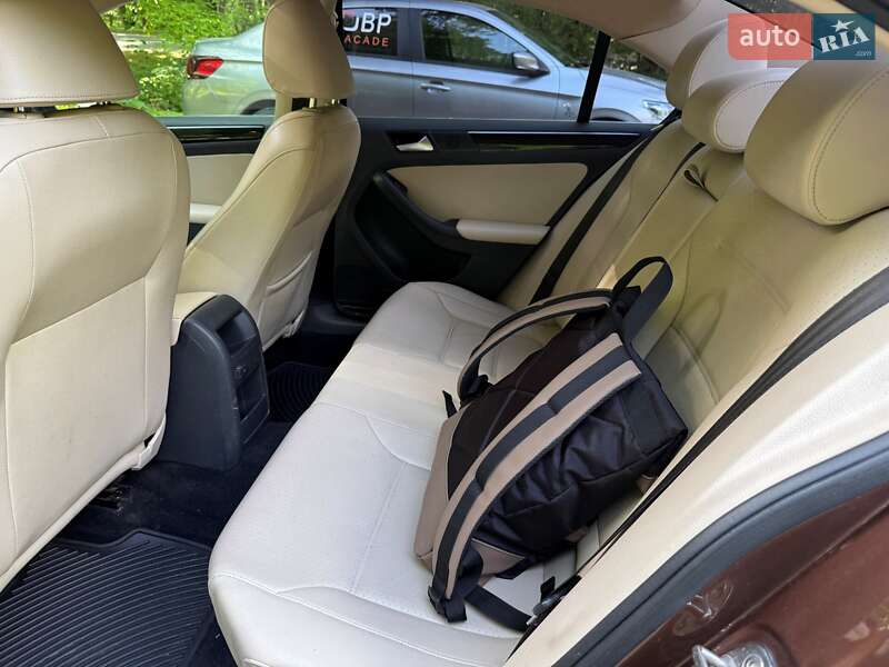 Седан Volkswagen Jetta 2017 в Львові