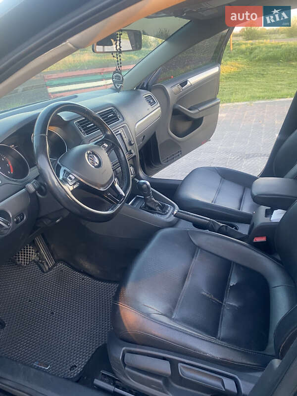 Седан Volkswagen Jetta 2016 в Буську