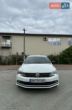 Седан Volkswagen Jetta 2015 в 