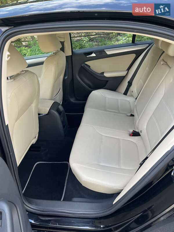 Седан Volkswagen Jetta 2017 в Львові