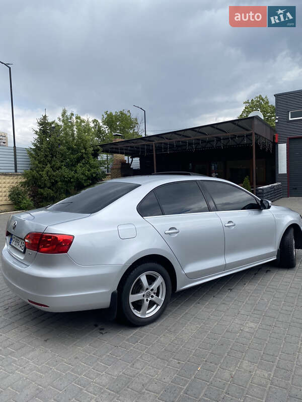 Седан Volkswagen Jetta 2013 в Запоріжжі