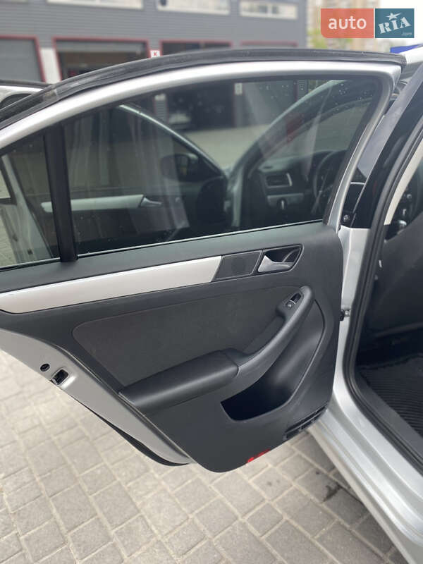 Седан Volkswagen Jetta 2013 в Запоріжжі