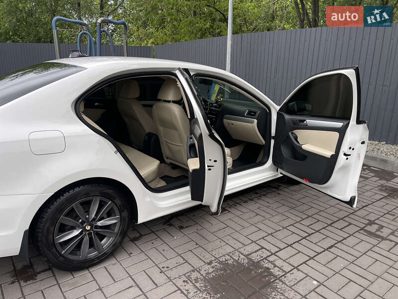 Седан Volkswagen Jetta 2012 в Днепре