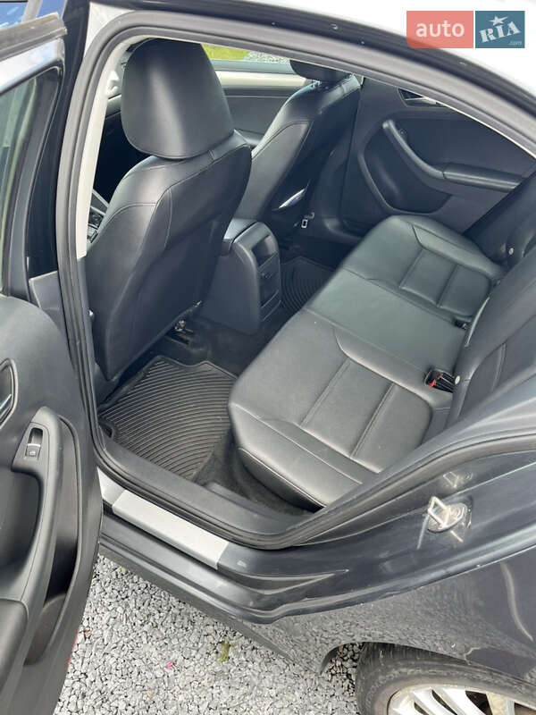 Седан Volkswagen Jetta 2015 в Львове