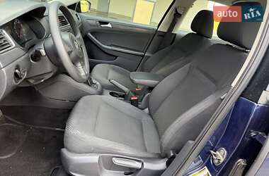 Седан Volkswagen Jetta 2013 в 