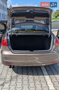 Седан Volkswagen Jetta 2013 в 