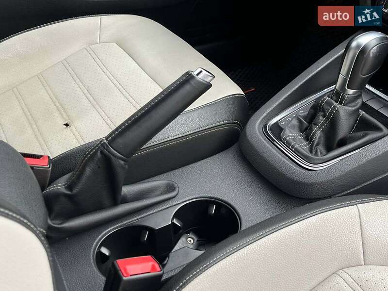 Седан Volkswagen Jetta 2016 в Львові