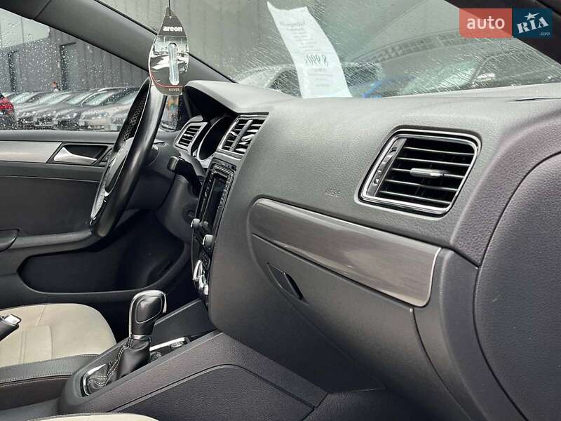 Седан Volkswagen Jetta 2016 в Львові