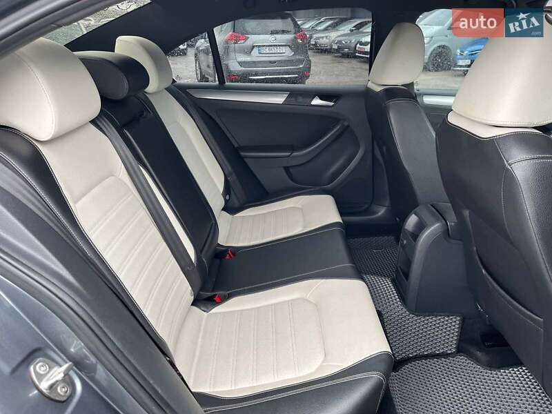 Седан Volkswagen Jetta 2016 в Львові