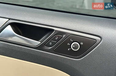 Седан Volkswagen Jetta 2012 в 
