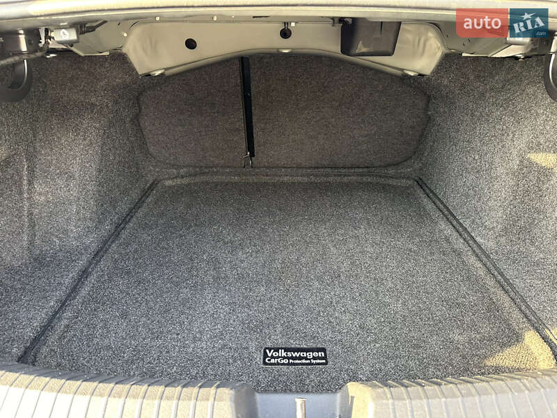 Седан Volkswagen Jetta 2020 в Львове