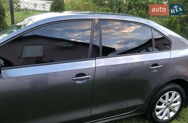 Седан Volkswagen Jetta 2012 в 