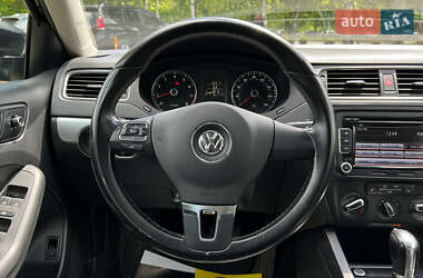Седан Volkswagen Jetta 2013 в 