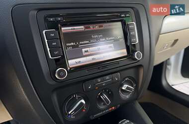 Седан Volkswagen Jetta 2012 в 