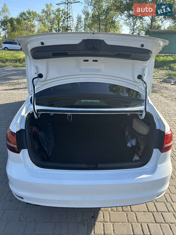 Седан Volkswagen Jetta 2015 в Павлограді