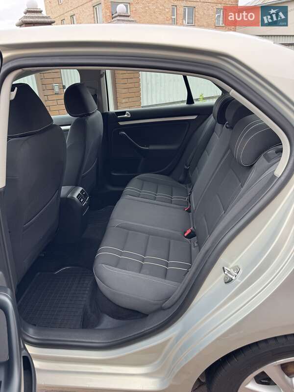 Седан Volkswagen Jetta 2010 в Черновцах