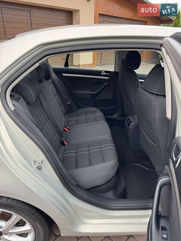 Седан Volkswagen Jetta 2010 в Черновцах