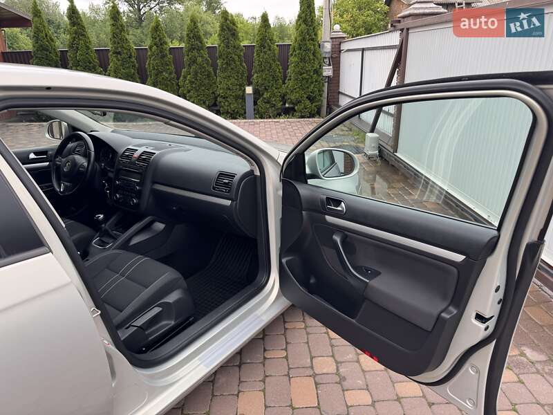 Седан Volkswagen Jetta 2010 в Черновцах