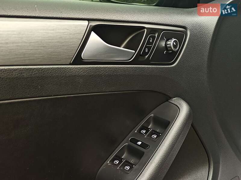 Седан Volkswagen Jetta 2013 в Львові