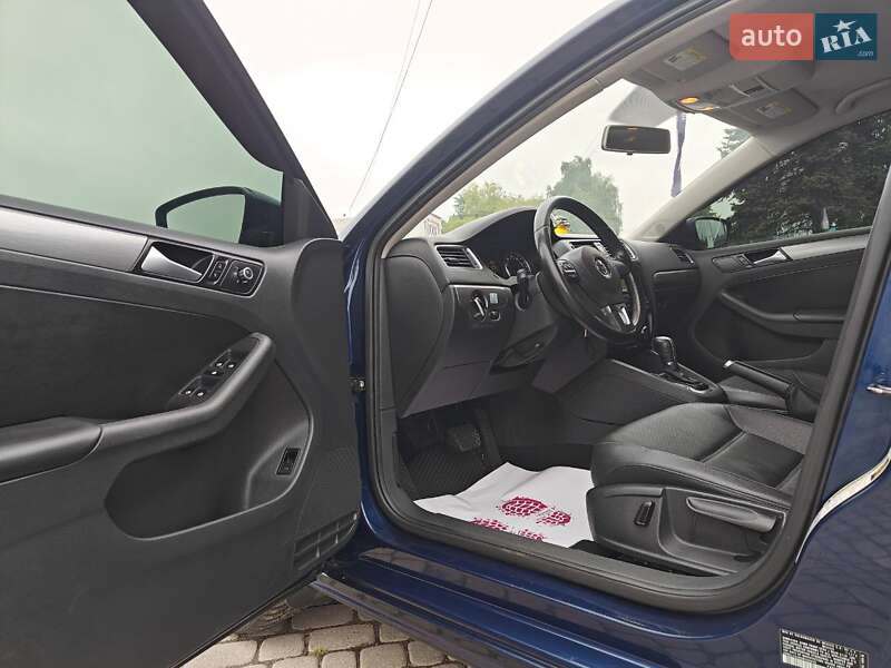 Седан Volkswagen Jetta 2013 в Львові
