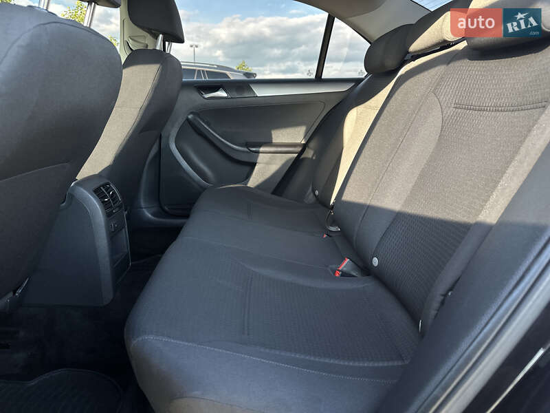 Седан Volkswagen Jetta 2015 в Мукачевому