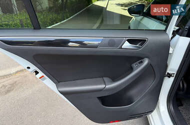 Седан Volkswagen Jetta 2015 в 