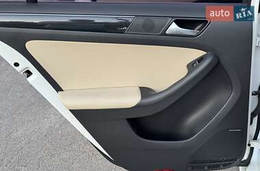 Седан Volkswagen Jetta 2016 в 