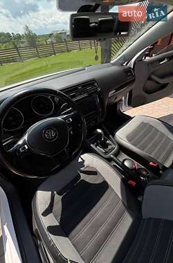 Седан Volkswagen Jetta 2016 в 
