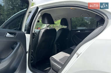 Седан Volkswagen Jetta 2016 в 
