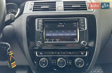 Седан Volkswagen Jetta 2016 в 